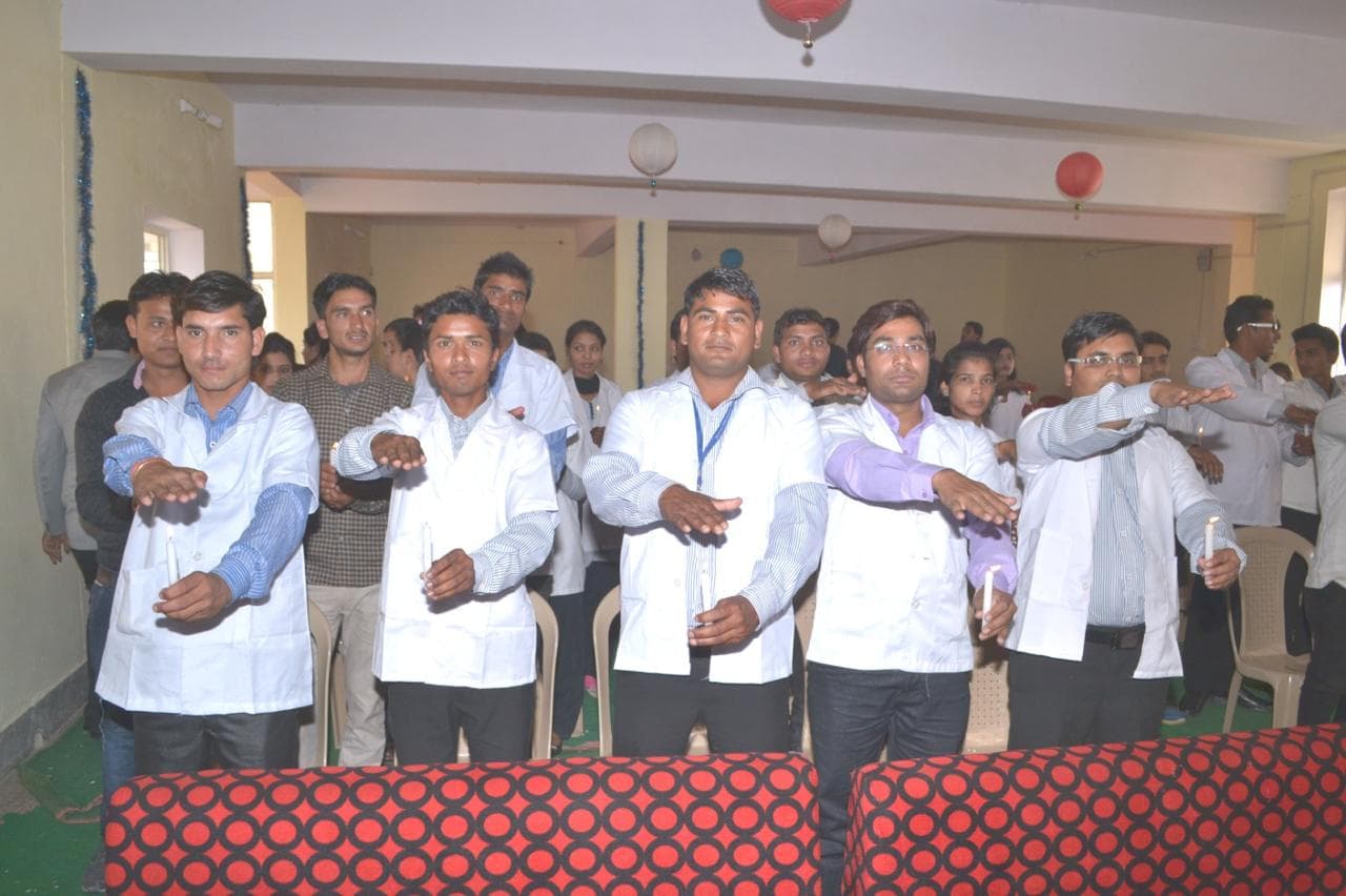 Students taking the nursing oath